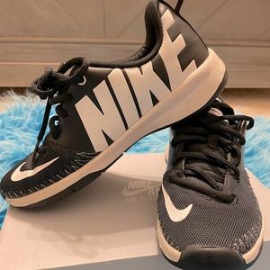 Team Hustle D1 Nike Black/White Shoes